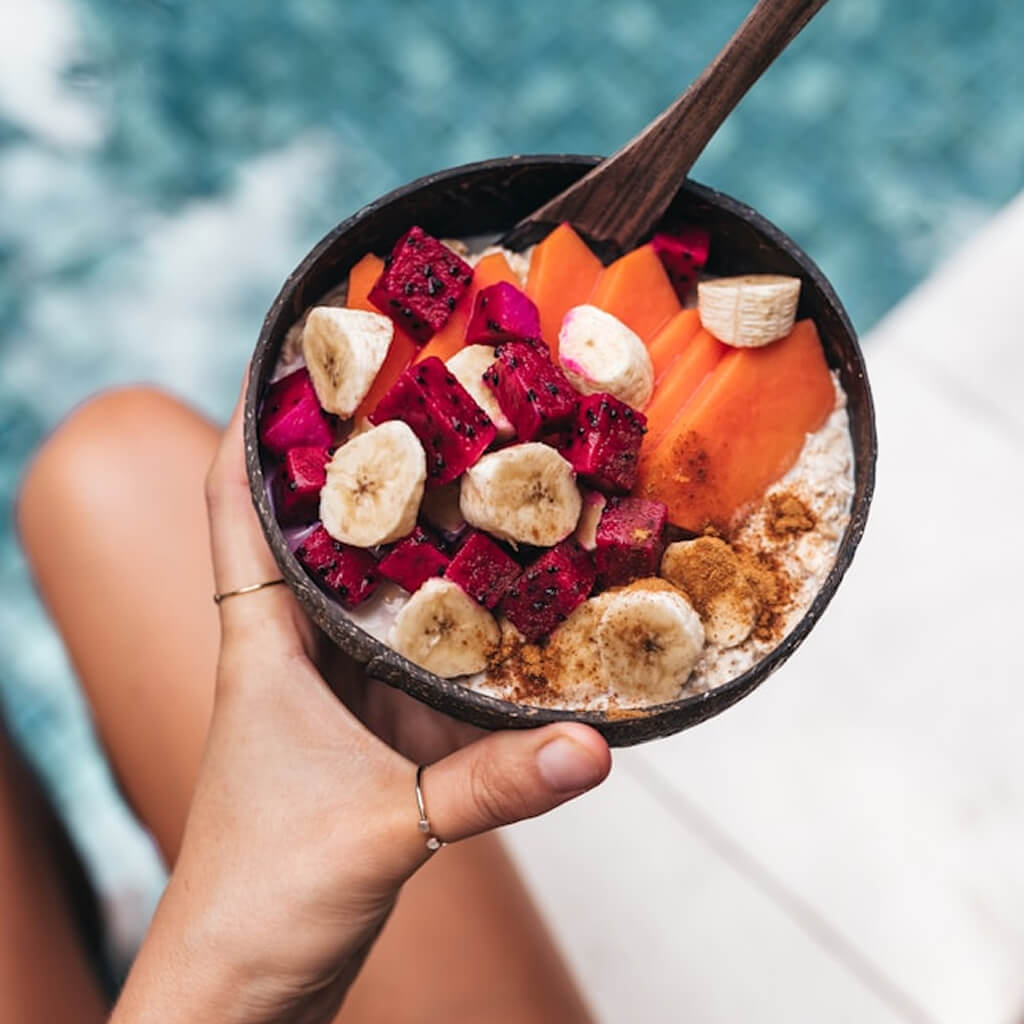 bananos-gyumolcsos-kis-tal-fakanallal-a-medence-partjan-fogyasztva