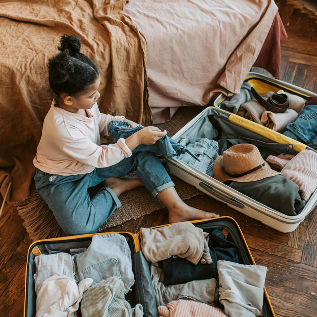 egy-lany-a-borondoket-pakolgatja-a-hotelben