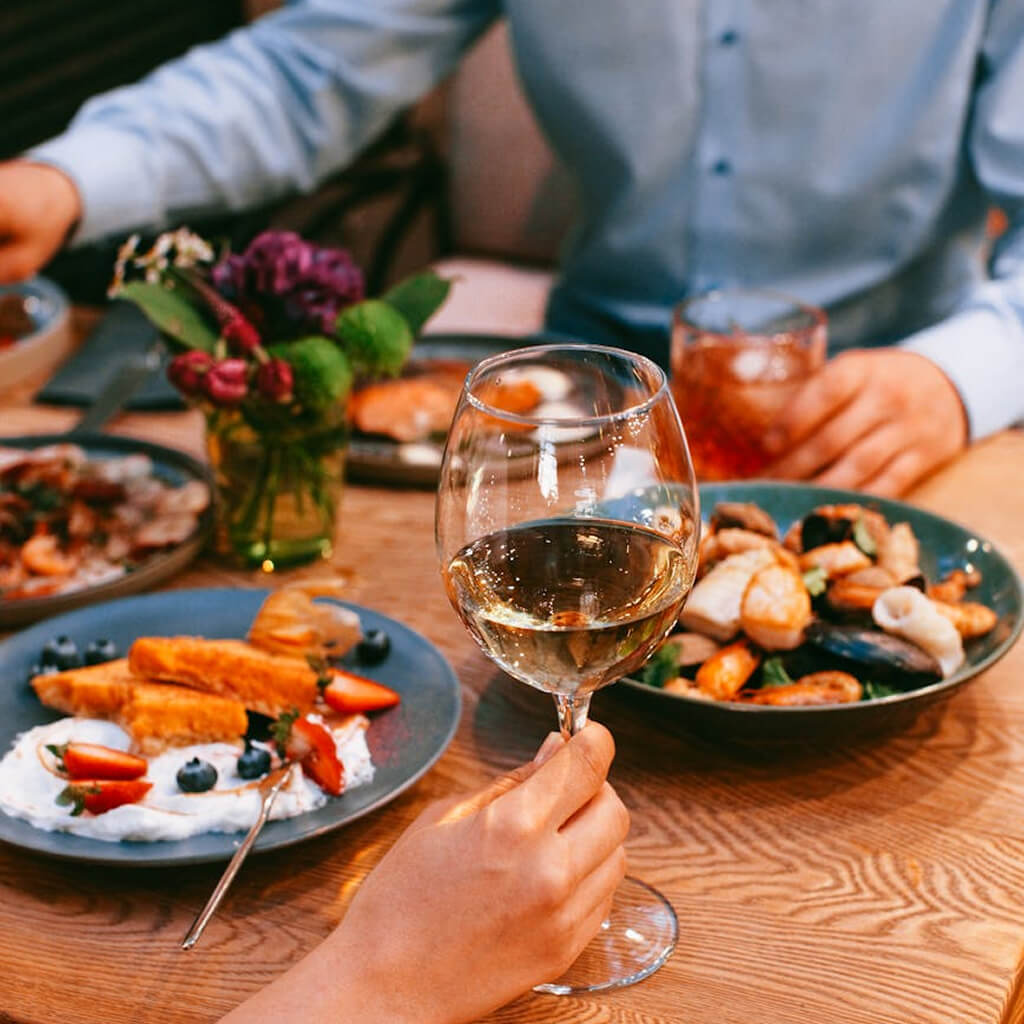 egy-pohar-feher-bor-es-a-menu