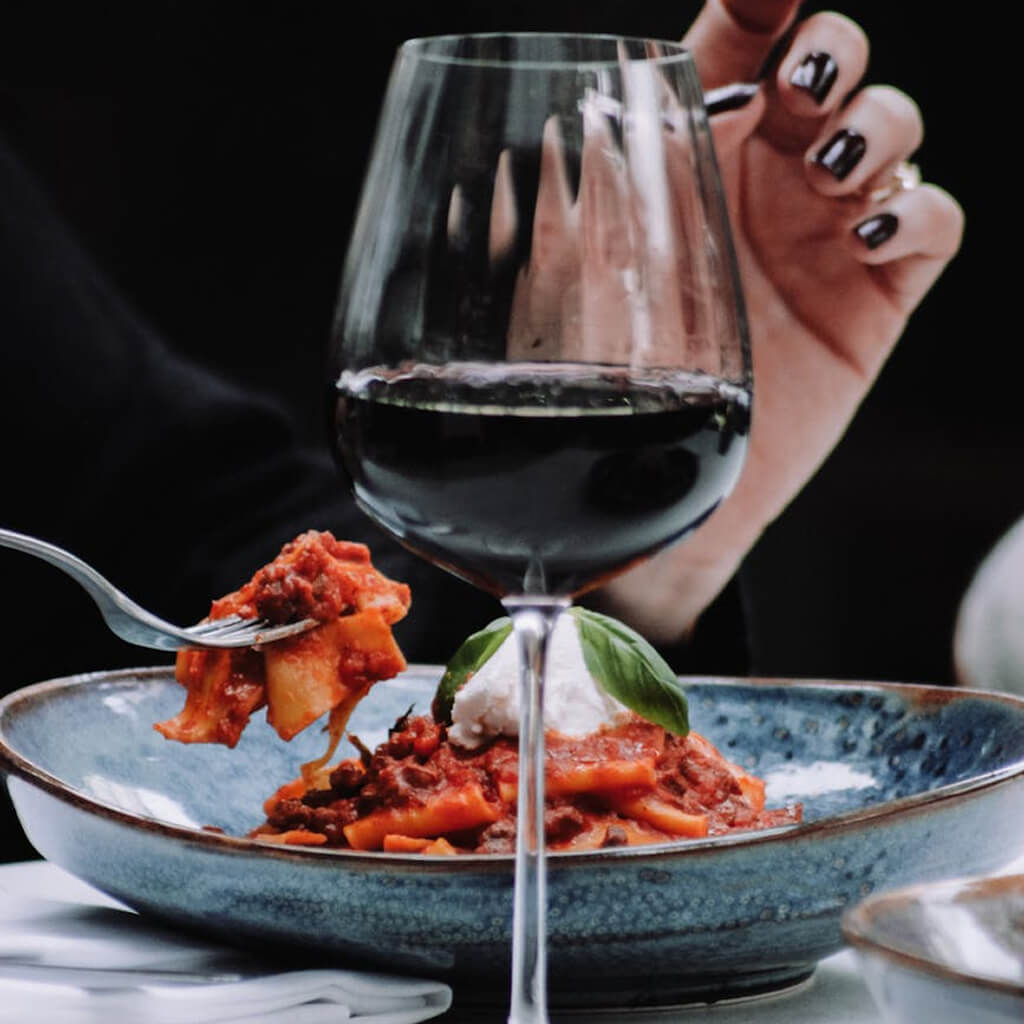 egy-pohar-voros-bor-es-az-etel