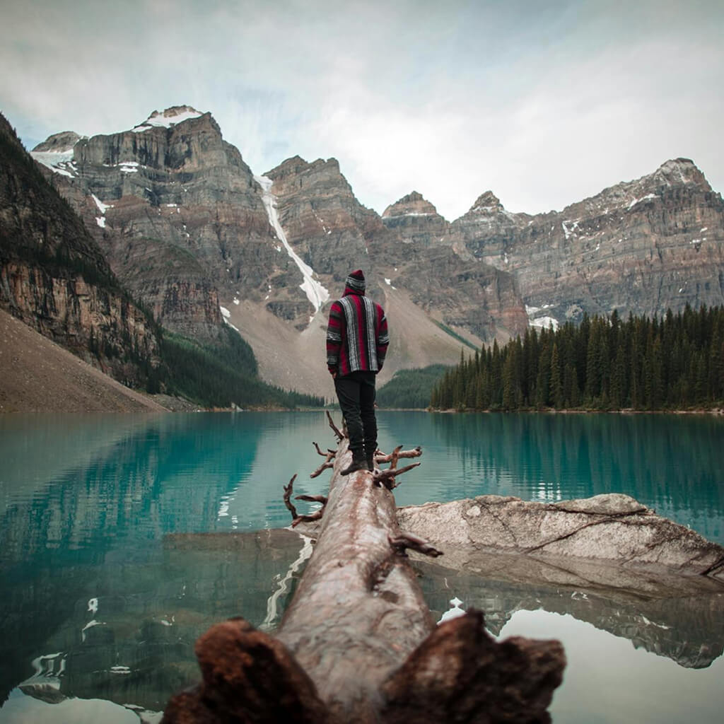 egy-vilagutazo-a-kidolt-fan-all-egy-volgyben-fekvo-hegyi-toban