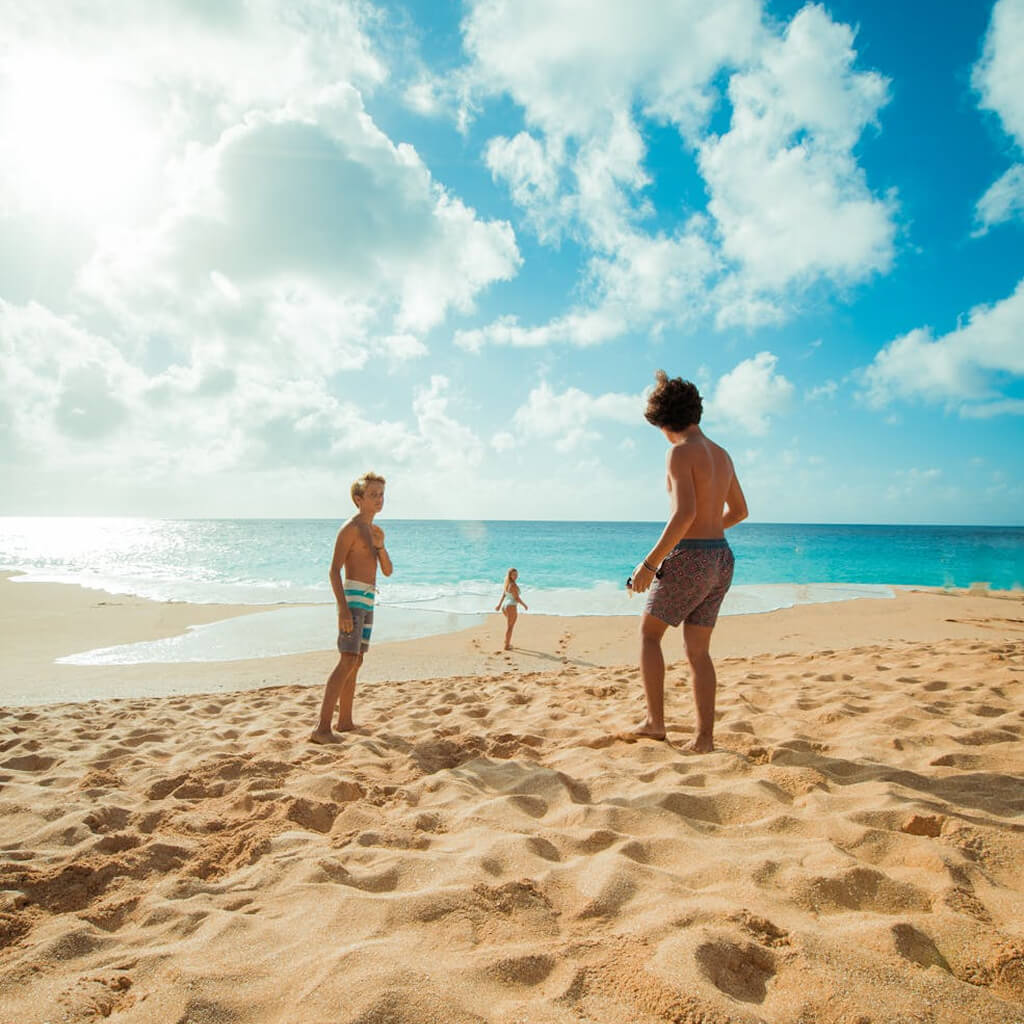 gyonyoru-homokos-tengerpart-fiatalokkal