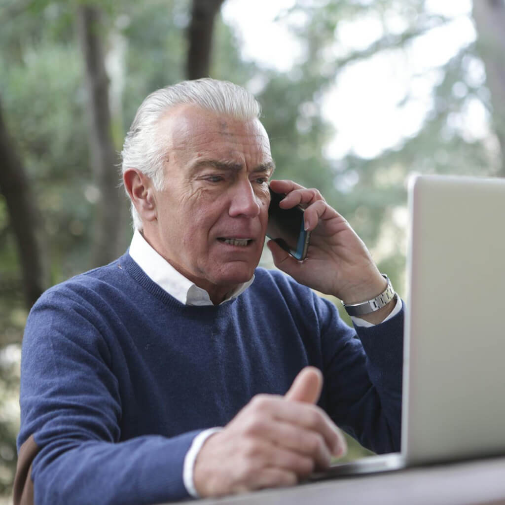 idos-ur-aki-a-foglalassal-kapcsolatban-nem-kap-segitseget-az-utazasi-irodanal