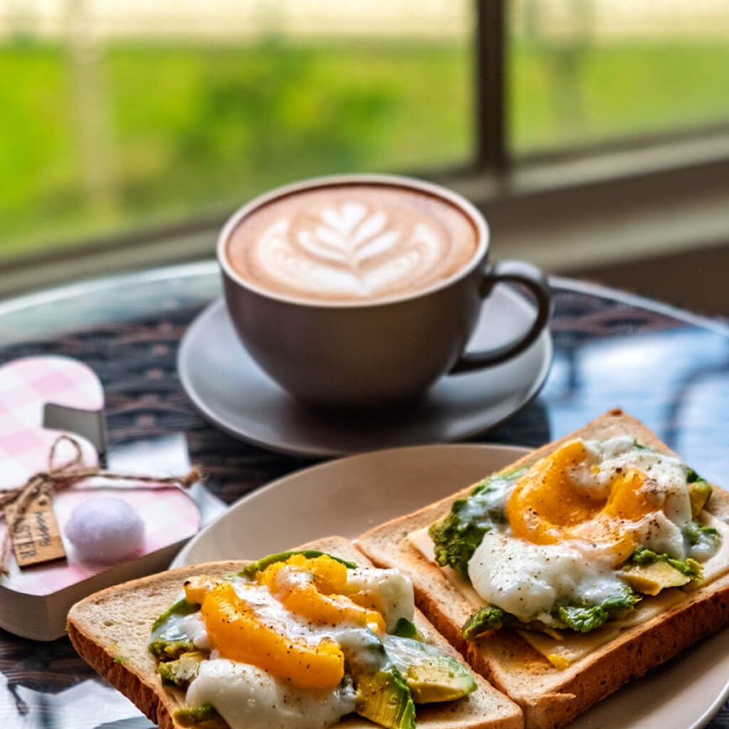 omlettes-reggeli-egy-finom-kaveval