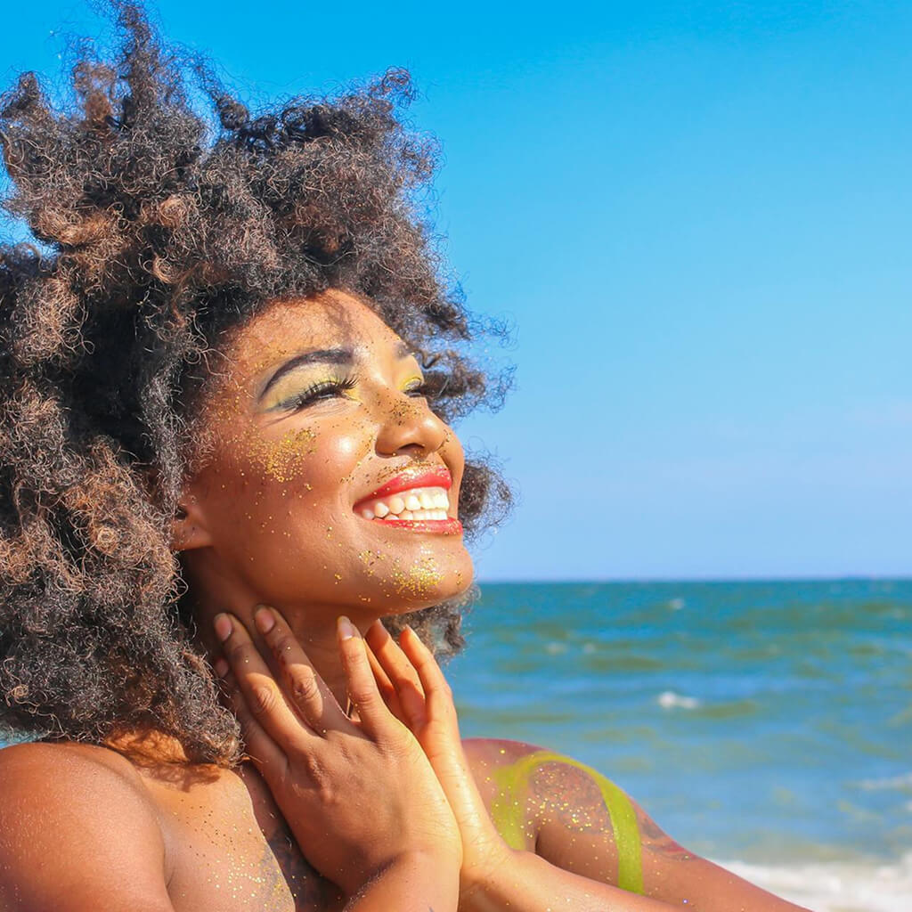 tengerparti-napfenyt-elvezo-no-mosolya-es-arca