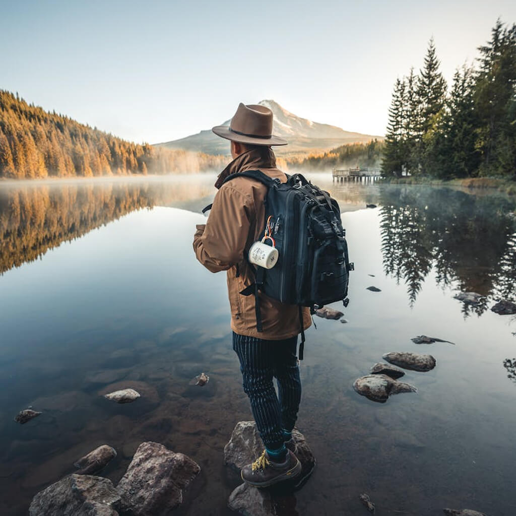 toban-a-koveken-all-egy-utazo-ferfi