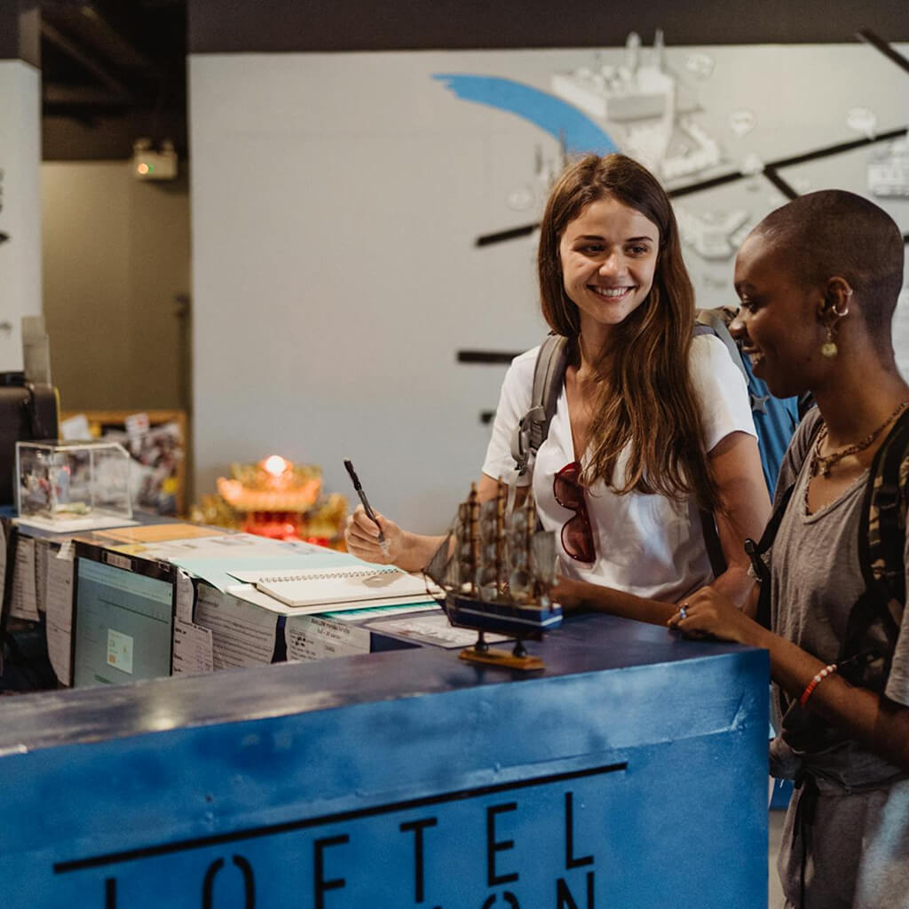 Hotelek (QR a vendégkönyvben, recepción)