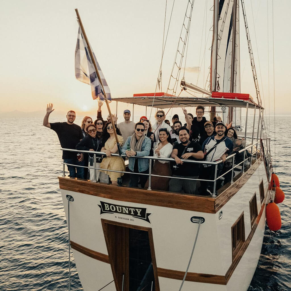 Túristahajók (QR a programlapon, névjegykártyán, háttámlán, korláton)