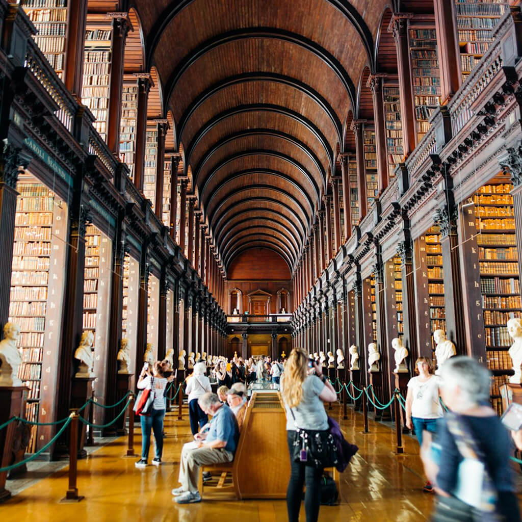 Könyvtárak (QR az infópultnál, útmutatón, könyvjelzőn)