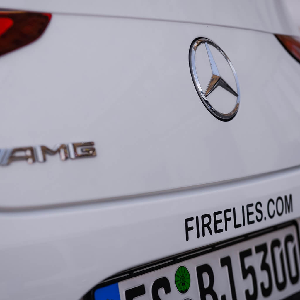 feher-mercedes-amg-auto-fireflies-pont-comos-felirattal
