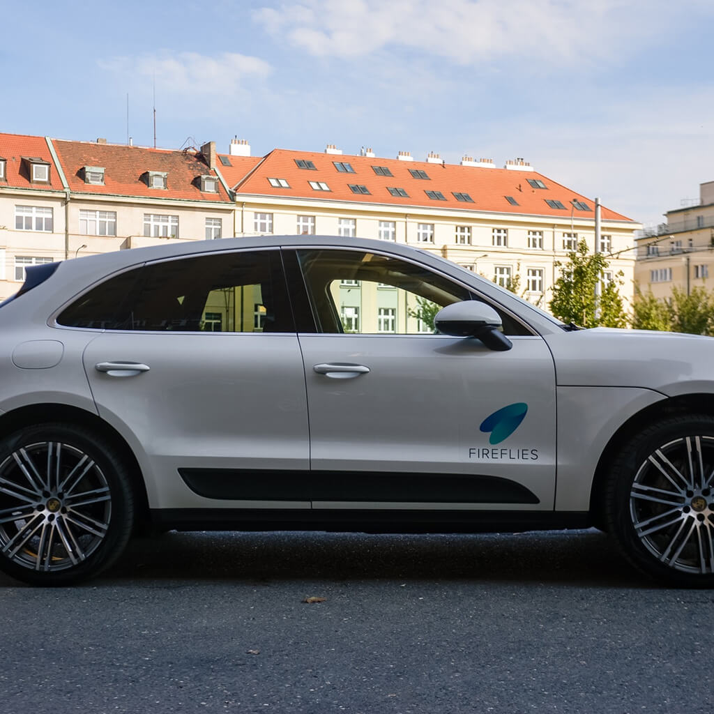 feher-porsche-ajtajan-a-fireflies-cimere