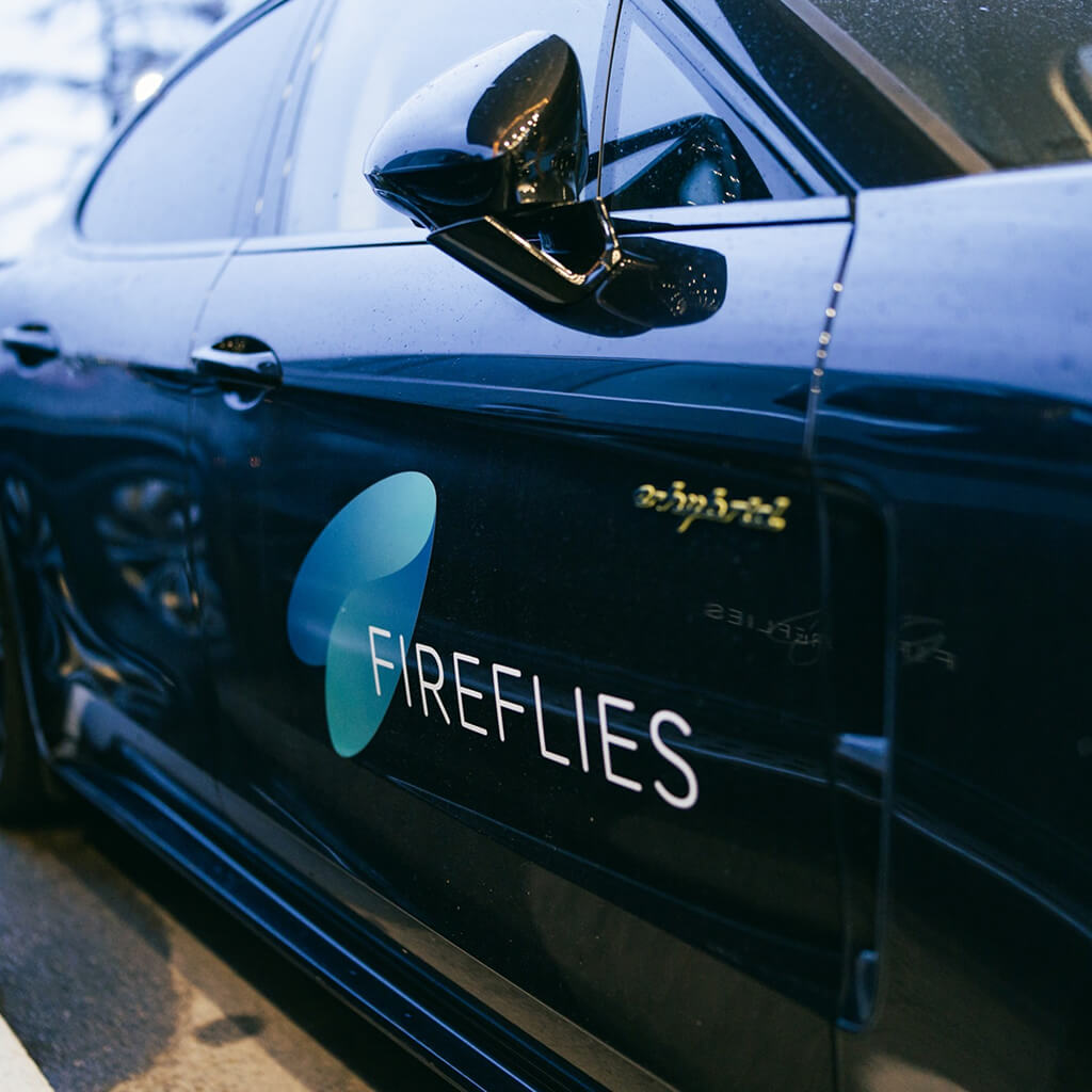 fekete-auto-oldalan-a-firefles-emblema