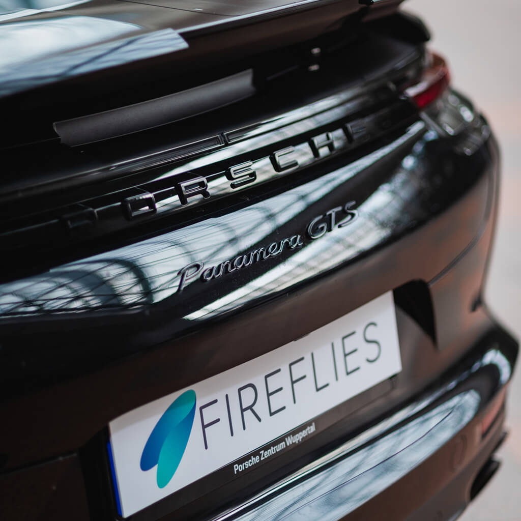 porsche-panamera-gts-auto-fireflies-logos-es-feliratos-rendszamtablaval