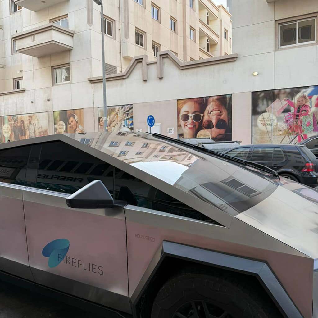 tesla-auto-a-fireflies-logoval-es-felirattal-az-elso-dubai-uzlet-megnyitojan