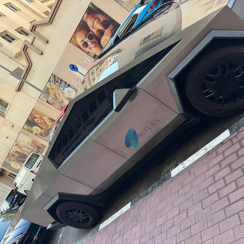 tesla-auto-fireflies-logoval-es-felirattal-az-elso-dubai-tanacsado-uzlet-megnyitojan